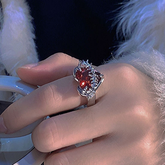 Изображение Латунь Y2K Открытый Кольца Форма шипов Сердце Матовое Серебро Красный Искусственный Драгоценный Камень 17мм(Американский Размер 6.5), 1 ШТ                                                                                                                    
