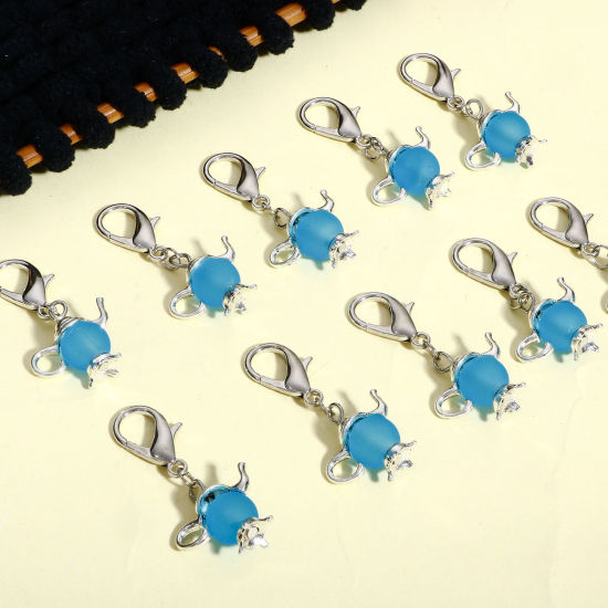 1 セット (約 10個/セット) 亜鉛合金+ガラス ダングル ビーズ　ヴィンテージチャームブレスレットに適応 編み物用品 段数マーカー 目数段数リング ステッチマーカー ティーポット シルバートーン 青 3D 4.4cm x 2.1cm の画像