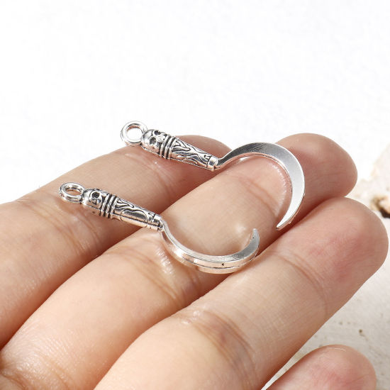 Imagen de 50 Unidades Halloween Colgantes Plata Antigua Hoz Cráneo 3D 3cm x 1.3cm