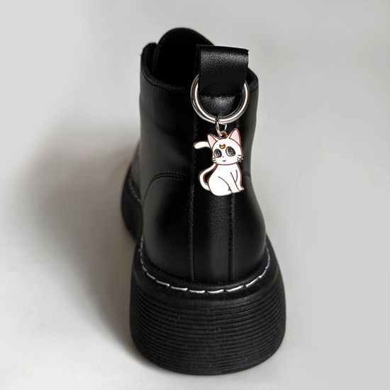 Изображение 1 ШТ Милый Пряжки для обуви для аксессуаров для украшения обуви своими руками Серебряный Тон Белый Кошка Кольца и Цепи для Ключей С Эмалью 5см