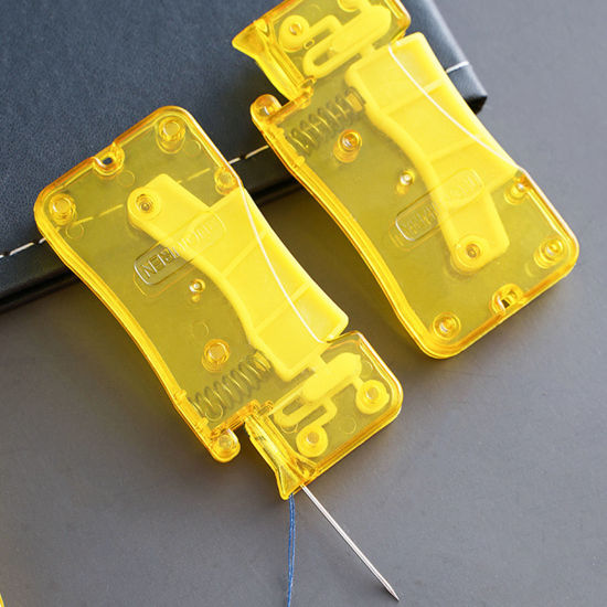 Imagen de 1 Unidad Plástico Herramienta De Inserción De Enhebrador De Aguja Amarillo 7.2cm x 3.5cm