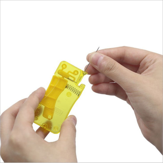 Imagen de 1 Unidad Plástico Herramienta De Inserción De Enhebrador De Aguja Amarillo 7.2cm x 3.5cm