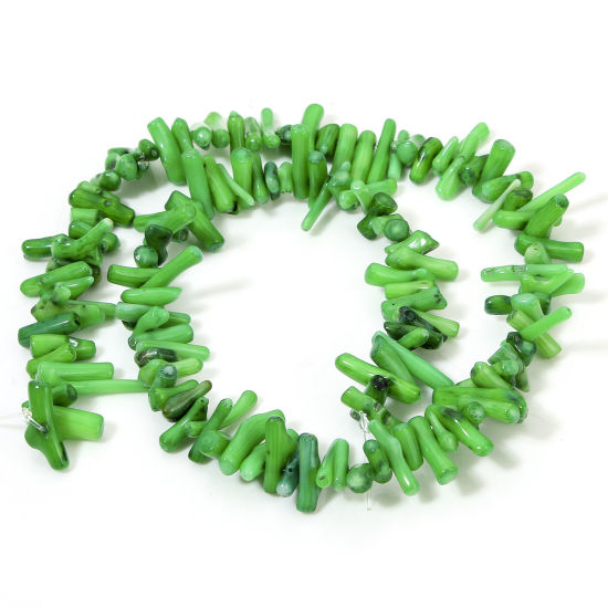 Bild von 1 Strang (ca. 250–120 Stück/Strang) Koralle (natürlich gefärbt) Perlen für die Herstellung von selbstgemachten Charm-Schmuckstücken, unregelmäßiges Grün, ca. 22 x 8 mm – 6 x 4 mm, Loch: ca. 0,5 mm, 40 cm (15 6/8 Zoll) lang