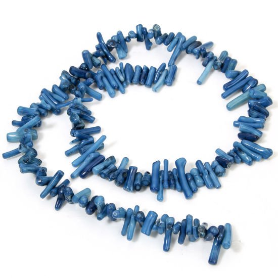 Bild von 1 Strang (ca. 250–120 Stück/Strang) Koralle (natürlich gefärbt) Perlen für die Herstellung von selbstgemachten Charm-Schmuckstücken, unregelmäßiges Blau, ca. 22 x 8 mm – 6 x 4 mm, Loch: ca. 0,5 mm, 40 cm (15 6/8 Zoll) lang