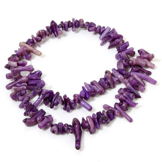 Bild von 1 Strang (ca. 250–120 Stück/Strang) Koralle (natürlich gefärbt) Perlen für die Herstellung von selbstgemachten Charm-Schmuckstücken, unregelmäßiges Lila, ca. 22 x 8 mm – 6 x 4 mm, Loch: ca. 0,5 mm, 40 cm (15 6/8 Zoll) lang