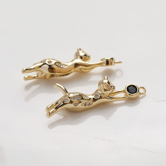 1 個 真鍮 ペンダント 猫 14Kゴールドメッキ 3D クリア & 黒ジルコン 3.2cmx 0.8cm、 の画像
