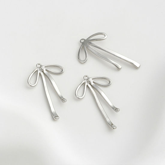 Immagine di 1 Pz Ecologico Ottone Abiti Ciondoli Pendenti Cravatta a Farfalla Vero Platino Placcato Filigrana 3.1cm x 1.9cm