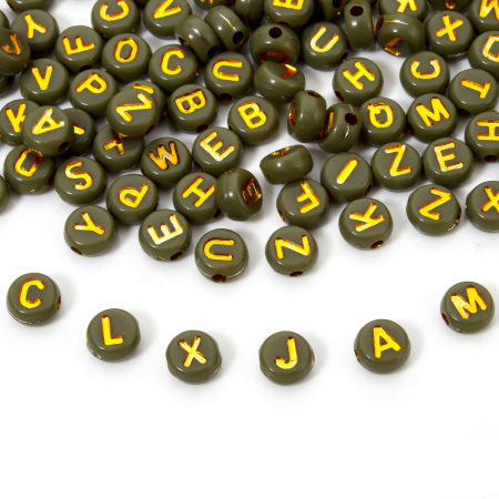 Immagine di 500 Pz Acrilato Perline per la Creazione di Gioielli con Fai-da-te Verde Oliva Tondo Piatto A Caso Misto Lettere " A-Z " Smalto Circa 7mm Dia, Foro: Circa 1.5mm