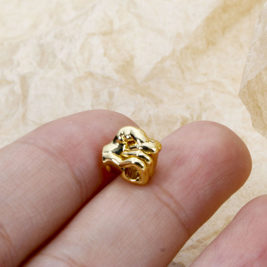 Imagen de 2 Unidades Respetuoso del Medio Ambiente Latón Cuentas Para Hacer Joyas De Bricolaje 18K Oro Real Chapado Puño Poder del Signo de la Mano 3D Aprox 9mm x 7mm, Agujero: acerca de 2mm