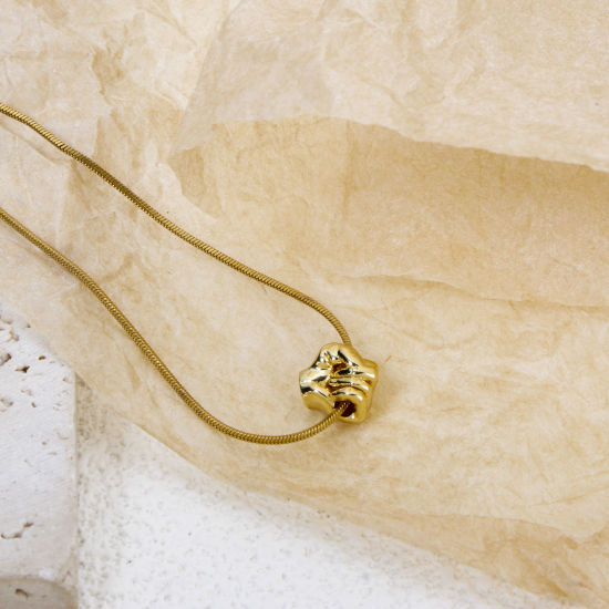 Imagen de 2 Unidades Respetuoso del Medio Ambiente Latón Cuentas Para Hacer Joyas De Bricolaje 18K Oro Real Chapado Puño Poder del Signo de la Mano 3D Aprox 9mm x 7mm, Agujero: acerca de 2mm