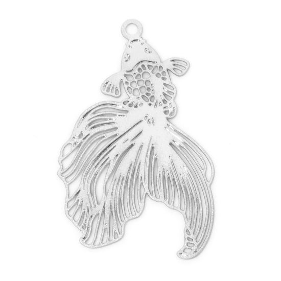 20 個 合金 透かしパーツ チャーム シルバートーン 金魚 透かし 26mm x 17mm、 の画像