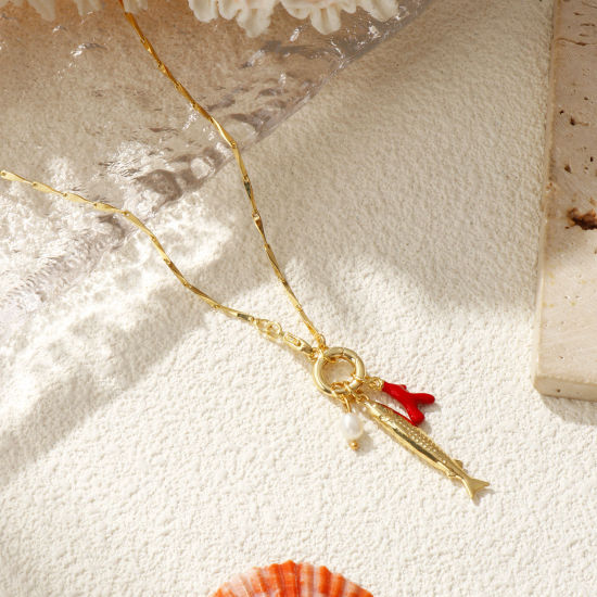 Imagen de 18K Oro Real Chapado Cadena de Semillas Pez Collar con Colgante, Latón & Perla Natural 45cm, Para Mujeres, Coral Rojo Esmalte Con Cierre De Resorte, Elegante Joyería del océano Regalo, Respetuoso del Medio Ambiente, 1 Unidad