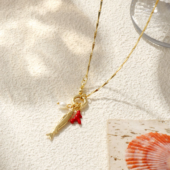 Imagen de 18K Oro Real Chapado Cadena de Semillas Pez Collar con Colgante, Latón & Perla Natural 45cm, Para Mujeres, Coral Rojo Esmalte Con Cierre De Resorte, Elegante Joyería del océano Regalo, Respetuoso del Medio Ambiente, 1 Unidad