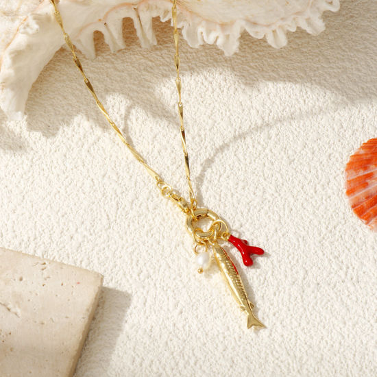 Imagen de 18K Oro Real Chapado Cadena de Semillas Pez Collar con Colgante, Latón & Perla Natural 45cm, Para Mujeres, Coral Rojo Esmalte Con Cierre De Resorte, Elegante Joyería del océano Regalo, Respetuoso del Medio Ambiente, 1 Unidad