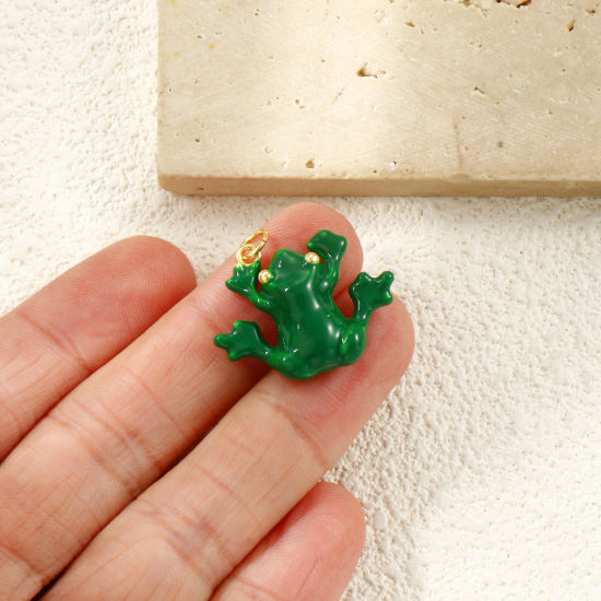 Image de 1 Pièce Breloques Silouette d'Animal Respectueux de la Nature en Laiton Plaqué Or Véritable 18K Vert Émail Grenouilles 3D 25mm x 23mm