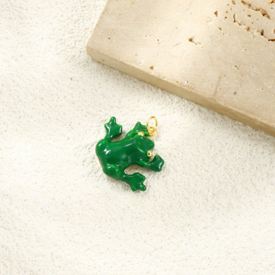 Image de 1 Pièce Breloques Silouette d'Animal Respectueux de la Nature en Laiton Plaqué Or Véritable 18K Vert Émail Grenouilles 3D 25mm x 23mm