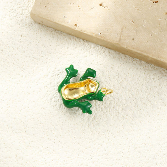 Image de 1 Pièce Breloques Silouette d'Animal Respectueux de la Nature en Laiton Plaqué Or Véritable 18K Vert Émail Grenouilles 3D 25mm x 23mm