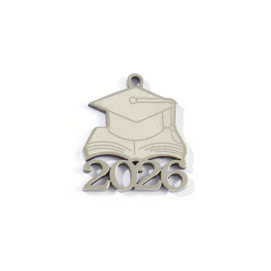 Bild von 5 Stück Umweltfreundlich 304 Edelstahl College Schmuck Charms Silberfarbe Doktorhut Message " 2026 " 23mm x 20mm