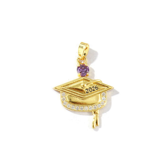 Bild von 2 Stück Umweltfreundlich Messing College Schmuck Charm-Anhänger 18K Echtgold plattiert Doktorhut Message " 2026 " Micro Pave Transparent Strassstein 28mm x 20mm