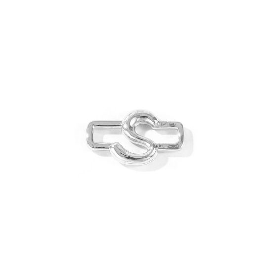 2 個 真鍮 キャピタルレター コネクター ペンダント チャーム 卸売り プラチナメッキ 長方形 文字「 S」 19mm x 11mm、 の画像