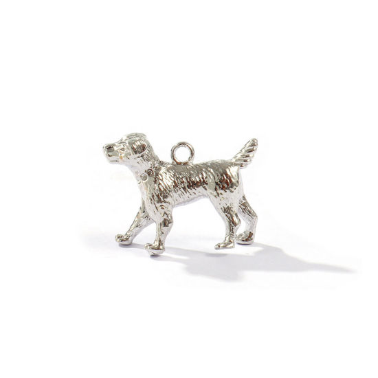 2 個 エコフレンドリー 真鍮 チャーム 卸売り リアルプラチナメッキ 犬 3D 21mm x 6mm、 の画像