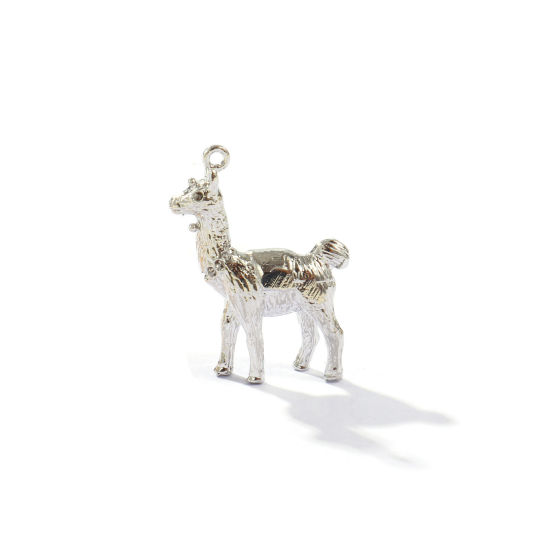 2 個 エコフレンドリー 真鍮 チャーム 卸売り リアルプラチナメッキ アルパカ 動物 3D 26mm x 19mm、 の画像