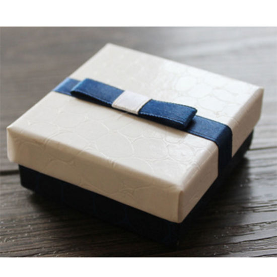 Image de 1 Pièce Boîte à Bijoux pour Collier Bracelet Bague Emballage Cadeau en Papier Carré Blanc & Bleu Modèle de Crocodile 6.3cm x 6.3cm x 2.3cm