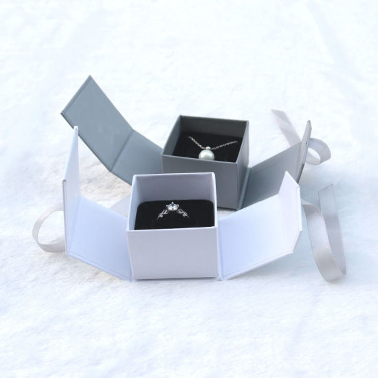 紙 ジュエリーギフト 宝石箱 正方形 白 5cm x 5cm x 4cm 、 1 個 の画像