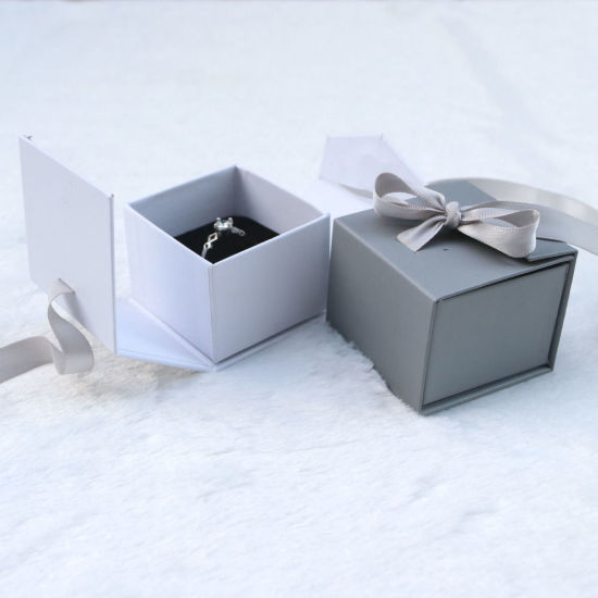 Immagine di 1 Pz Carta Portagioie per Collana, Braccialetto, Anello, Confezione Regalo Quadrato Grigio 5.1cm x 5.1cm x 4.1cm