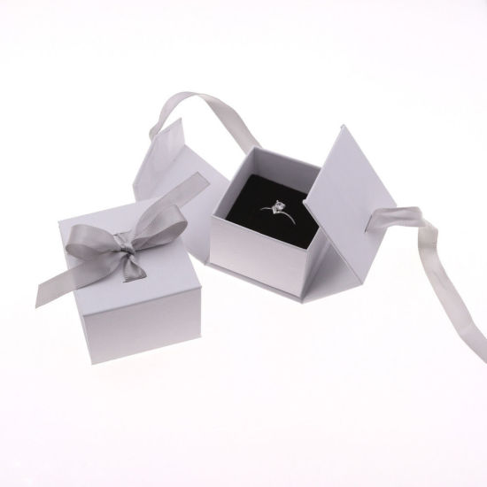 Immagine di 1 Pz Carta Portagioie per Collana, Braccialetto, Anello, Confezione Regalo Quadrato Grigio 5.1cm x 5.1cm x 4.1cm