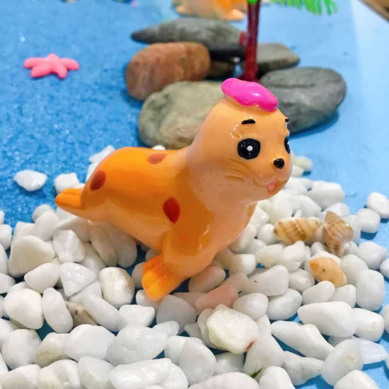 Imagen de Dark Yellow - Sea Lion Mom Resin Micro Landscape Miniature Decoration 4.5x3.5cm, 1 Piece