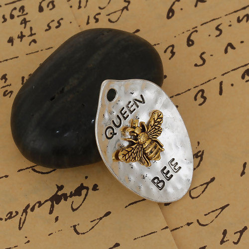 Immagine di Lega di Zinco Insetto Ciondoli Goccia Oro Antico & Argento Antico Doppio Colore Ape Lettere " Queen Bee " 43mm x 29mm , 3 Pz
