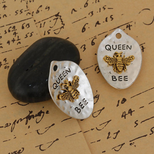 Immagine di Lega di Zinco Insetto Ciondoli Goccia Oro Antico & Argento Antico Doppio Colore Ape Lettere " Queen Bee " 43mm x 29mm , 3 Pz
