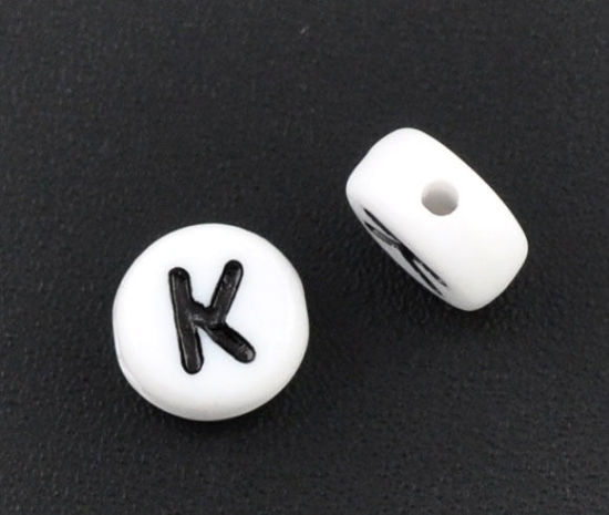 Image de Perle en Acrylique Rond Plat Blanc Alphabet/Lettre "K" 7mm Dia, Taille de Trou: 1mm, 500 PCs