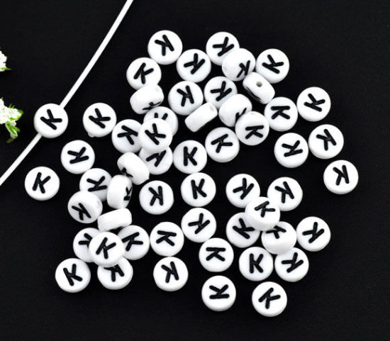 Image de Perle en Acrylique Rond Plat Blanc Alphabet/Lettre "K" 7mm Dia, Taille de Trou: 1mm, 500 PCs