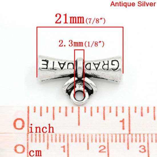 Bild von Graduierung Schmuck Zinklegierung Charm Anhänger Abschlusszeugnis Antiksilber Message "GRADUATE" 21mm x 13mm, 20 Stück