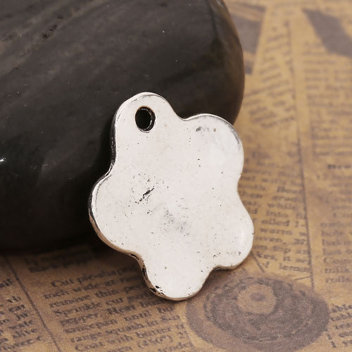 Bild von Zinklegierung Gehämmert Charms Blumen Antiksilber 23mm x 23mm, 30 Stück