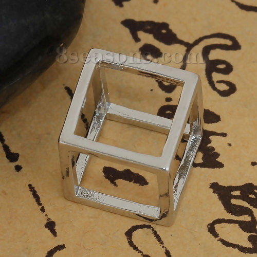 Image de Breloque 3D en Laiton Cube Géométrique Creux Argent Mat 12mm x 12mm, 2 Pcs