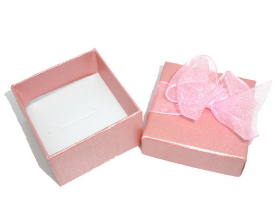 紙 蝶結び ギフトボックス ジュエリーボックス プレゼントなどに 正方形 の画像