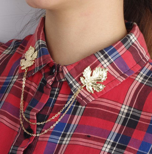 Immagine di Spilla Foglia d'Acero Oro Placcato 3.7cm x 3.1cm, 1 Pz