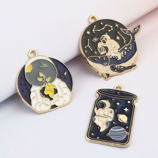 Imagen de Zamak Galaxia Colgantes Charms Ronda Chapado en Oro Astronauta Esmalte 29mm x 25mm, 5 Unidades