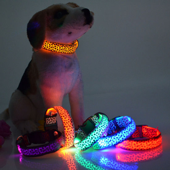 ナイロンヒョウ柄犬用発光調節可能なLED光る犬 首輪ペット 夜 安全性 の画像