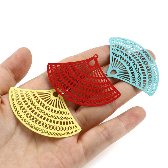Bild von 5 Stück Eisenlegierung Filigran Stempel Verzierung Anhänger Bunt Matt Fächer-Form Spritzlackierung
