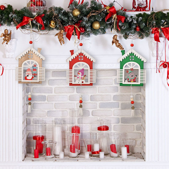 Bild von Weihnachtshaus mit Quasten-Holz-hängende Ornament-Dekoration