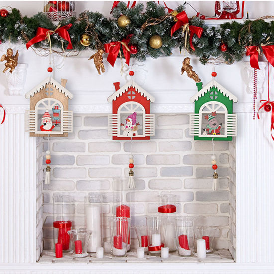 Bild von Weihnachtshaus mit Quasten-Holz-hängende Ornament-Dekoration