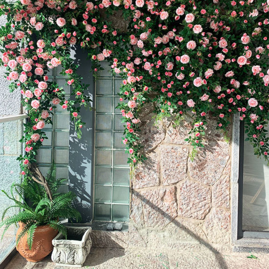 Image de Vignes artificielles de guirlandes de rose de soie de faux pour la décoration de jardin de mur de maison de noce