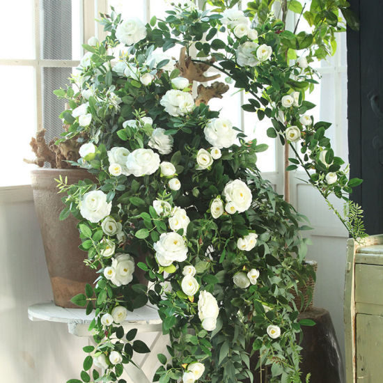 Image de Vignes artificielles de guirlandes de rose de soie de faux pour la décoration de jardin de mur de maison de noce