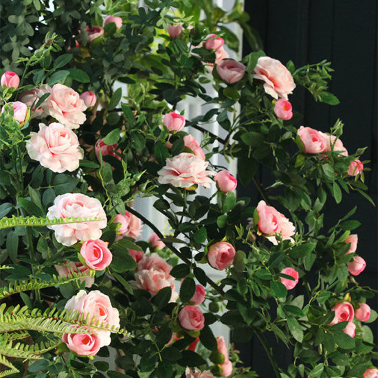 Image de Vignes artificielles de guirlandes de rose de soie de faux pour la décoration de jardin de mur de maison de noce