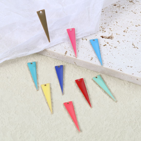 Image de Breloques Sequins Emaillés Double Face en Laiton Triangle Doré Multicolore 28mm x 7mm, 5 Pcs