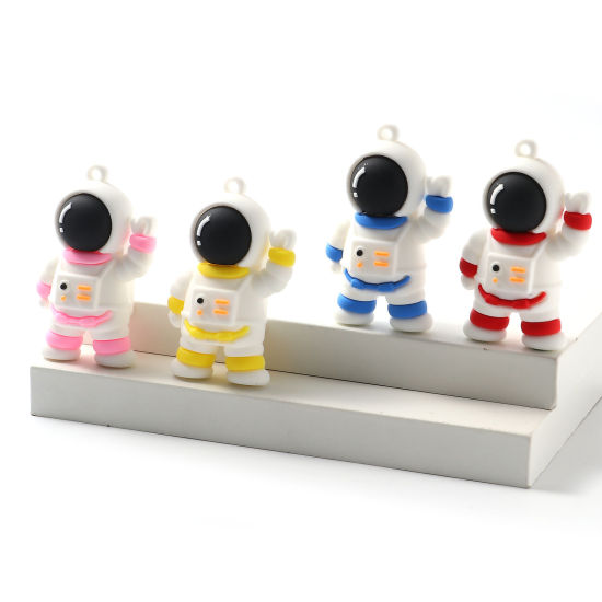 PVC 宇宙銀河シリーズ ペンダント 宇宙飛行士 多色 5.8cm x 3.5cm、 1 個 の画像